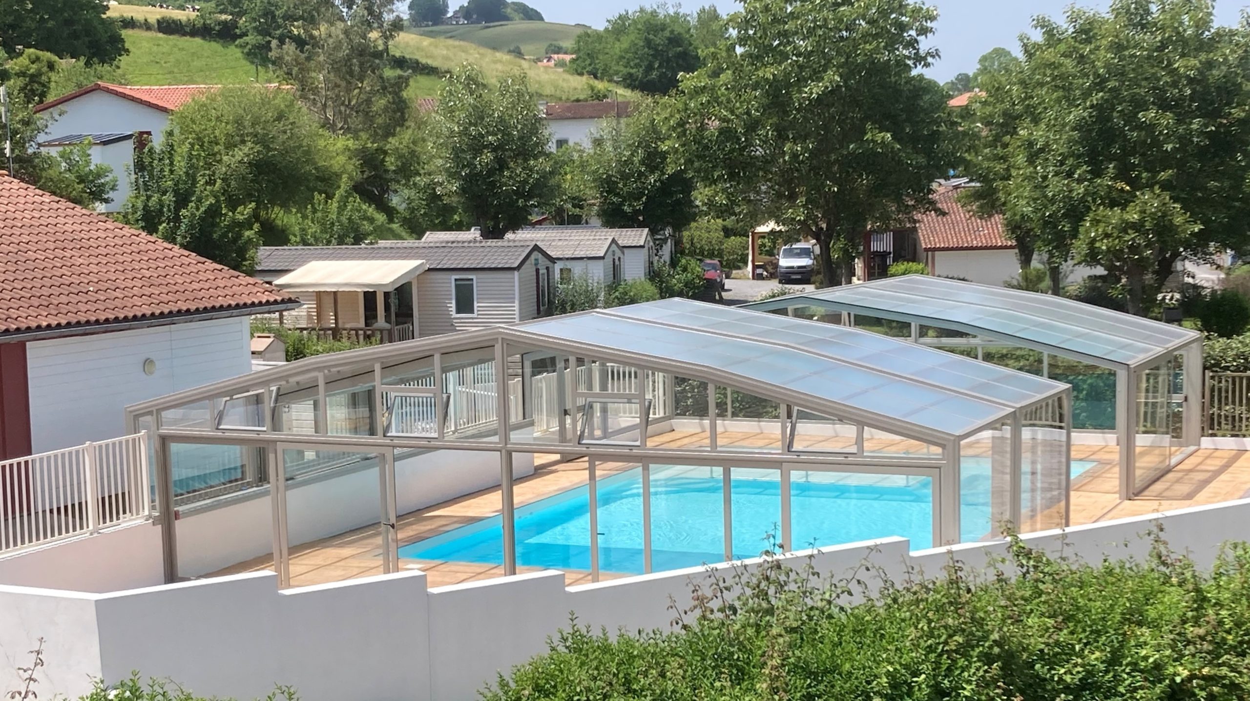 Profitez de la piscine couverte et chauffé lors de votre location au Pays Basque