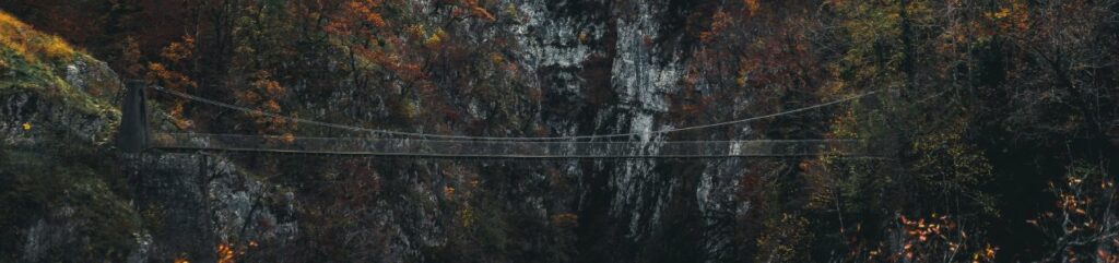 Découverte vertigineuse : l’incroyable passerelle d’Holzarte et ses panoramas